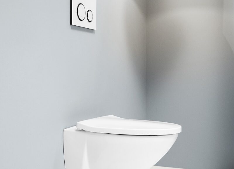Vi Bygger Vejle: Moderne væghængt toilet i et badeværelse med grå væg og marmorgulv.