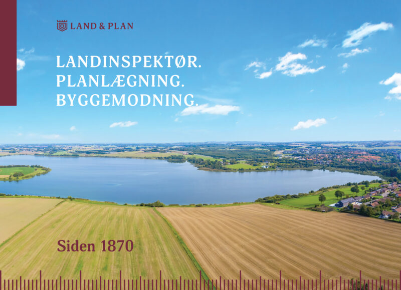 Vi Bygger Vejle: Landinspektør, planlægning, byggemodning. Luftfoto af sø, marker og bebyggelse.