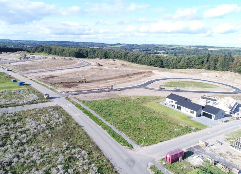 Vi Bygger Vejle: Fugleperspektiv af et nyt boligområde under anlæggelse med nye veje og huse.
