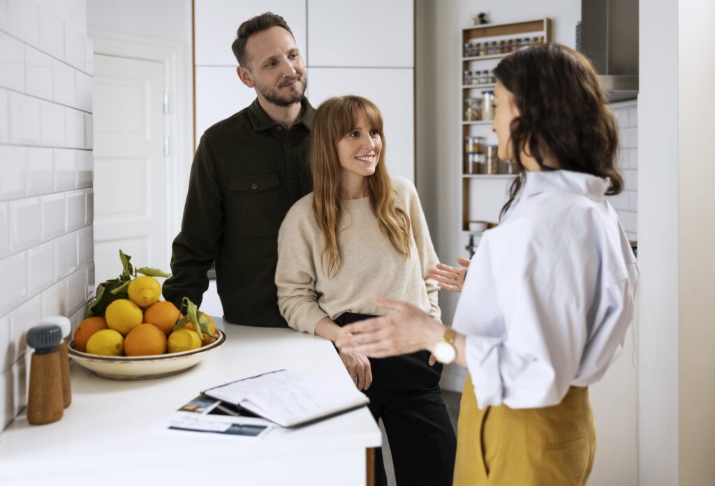 Vi Bygger Vejle: Et par taler med en arkitekt eller rådgiver om deres fremtidige hjem.
