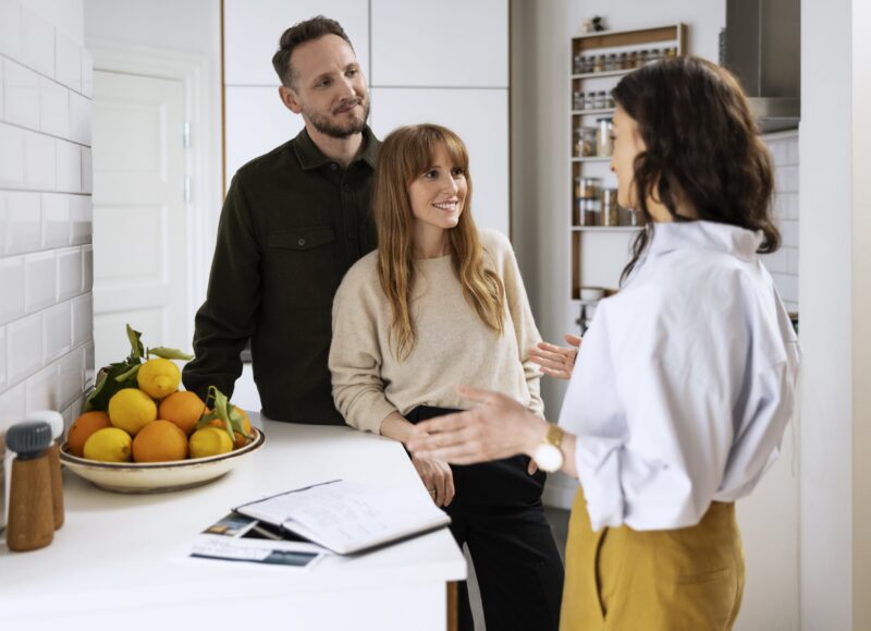 Vi Bygger Vejle: Et par taler med en arkitekt eller rådgiver om deres fremtidige hjem.