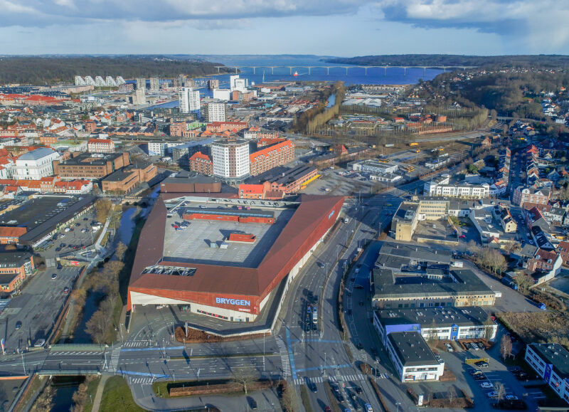 Vi Bygger Vejle: Luftfoto af Vejle by med Bryggen, Vejle Fjord og den lange bro i baggrunden.
