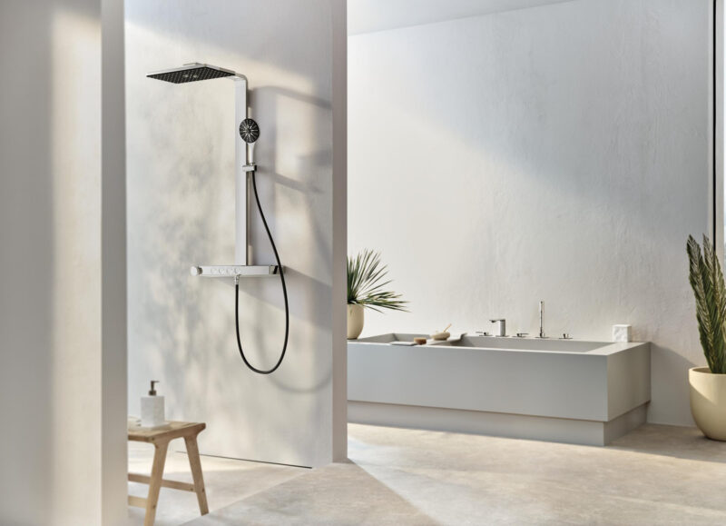 Vi Bygger Vejle: Lyst, moderne badeværelse med regnbruser, minimalistisk badekar og grønne planter.