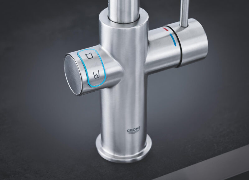 Vi Bygger Vejle: Grohe armatur i børstet stål med knapper for koldt og brusende vand.
