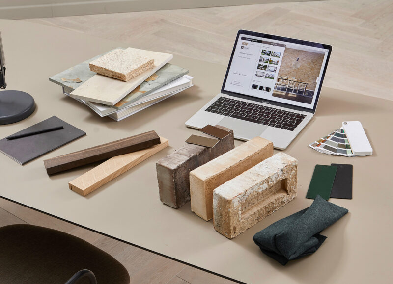 Vi Bygger Vejle: Materialer til byggeri og design med mursten, træ, stof og laptop med inspirationsbilleder.